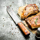 Illustration for article titled How to perfectly sear pork chops without drying them outem/em